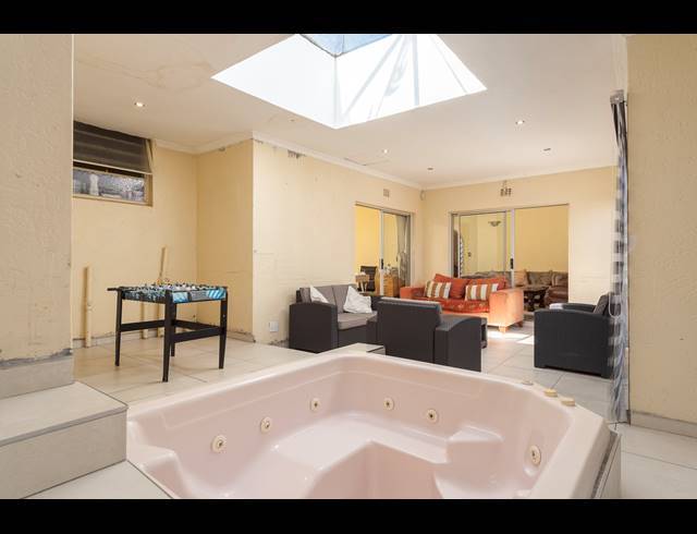 3 BEDROOM FREEHOLD FOR SALE IN SUIDEROORD